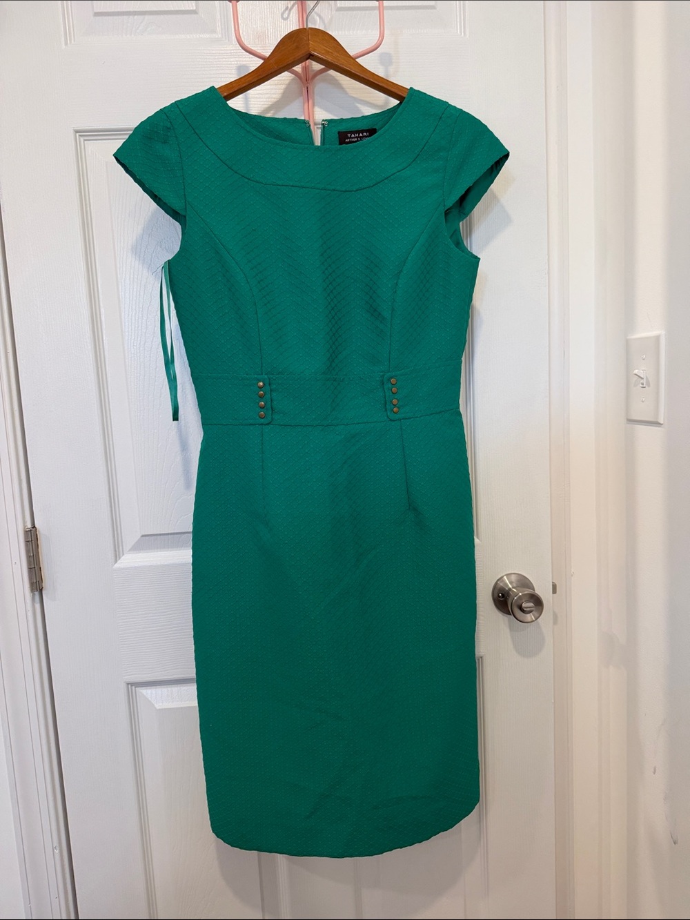 Tahari Arthur S. Levine Emerald Green Textured Cap-Sleeve Sheath Dress - Size 4